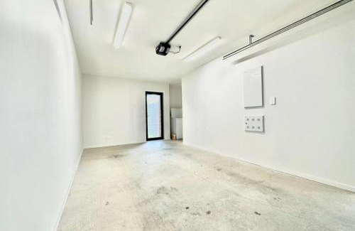 Auckland Apartment | Immaculate - 2 Bedroom Townhouse close to the train station