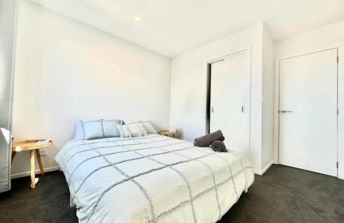 Auckland Apartment | Immaculate - 2 Bedroom Townhouse close to the train station