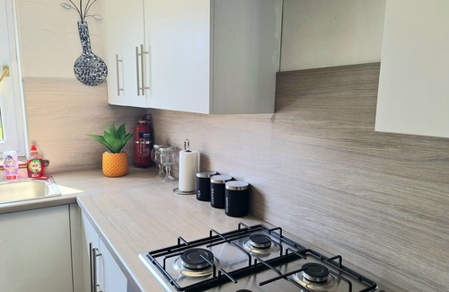 Glenisla Apartment | immaculate 3-Bedrooms Dundee Apartment