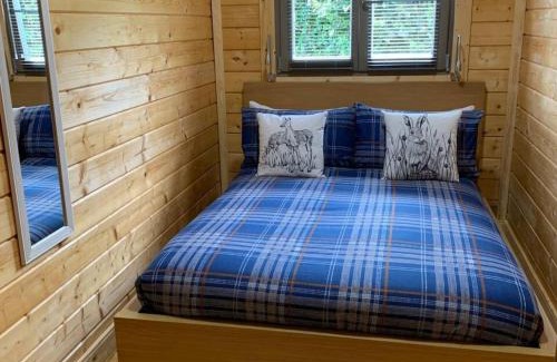 Allanfearn House | Immaculate Cabin 5 mins to Inverness Dog friendly