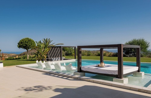 Benahavis Villa | Immaculate Golf Course Villa with Amazing Views