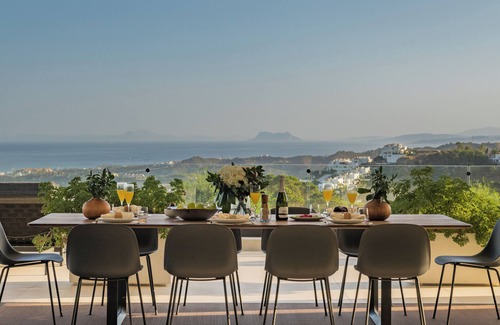 Benahavis Villa | Immaculate Golf Course Villa with Amazing Views