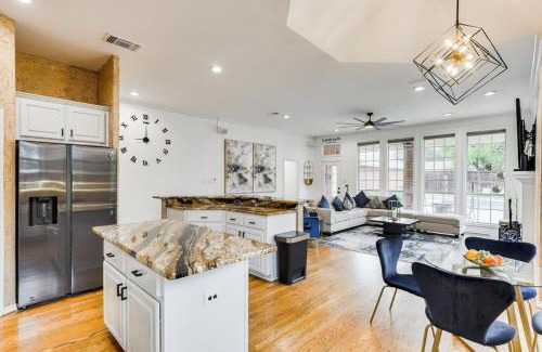Irving House | Impressive 5BR 3,5BA Holiday Home with Pool, Game Room & Cinema Room