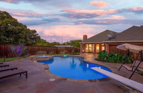 Irving House | Impressive 5BR 3,5BA Holiday Home with Pool, Game Room & Cinema Room