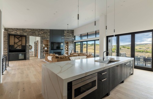 Tuhaye House | Impressive Tuhaye Home with Hot Tub, Home Theatre, and Sweeping Mountain Views