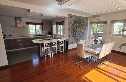 Torremolinos House | Impressive Villa Paraíso with Pool, Jacuzzi, Wi-Fi & Air Conditioning