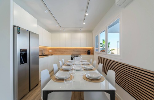 Churriana Villa | Imressive villa w/heated infinity pool w/sea views hosts 10: Happyplace Málaga
