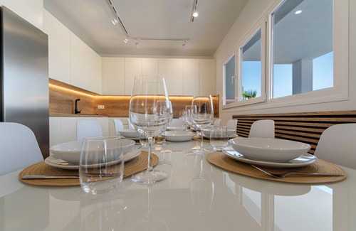 Churriana Villa | Imressive villa w/heated infinity pool w/sea views hosts 10: Happyplace Málaga