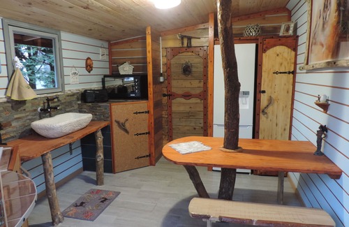 Saint-Chef Cottage | In a green setting, the TIPI COCOON and its CABANE aux FEES await you.