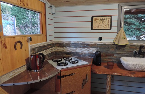 Saint-Chef Cottage | In a green setting, the TIPI COCOON and its CABANE aux FEES await you.