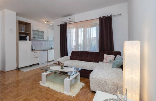 Crno Apartment | In a quieter part of Zadar awaits you this apartment, which offers everything you need for a carefre