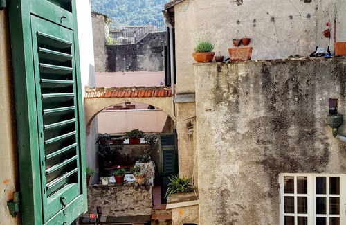 Noli Apartment | in historic building facing the sea