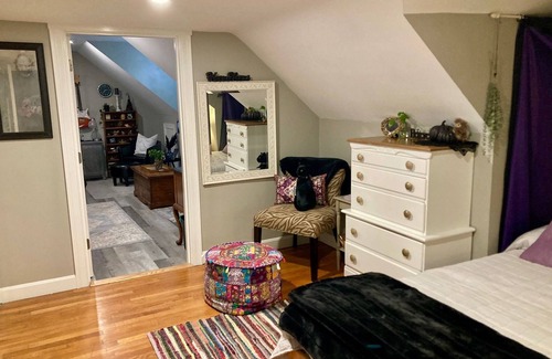 Salem Bed & Breakfast | In home mini wing private space. 💜Stay at Hal's Salem, MA
