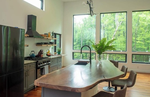 Becket House | In the forest, 1-bedroom home, floor to ceiling windows in peaceful Becket