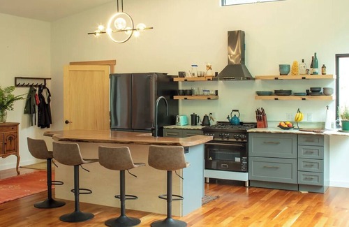 Becket House | In the forest, 1-bedroom home, floor to ceiling windows in peaceful Becket