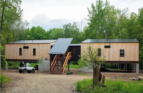 Becket House | In the forest, 1-bedroom home, floor to ceiling windows in peaceful Becket