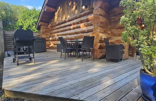 Telford House | Includes admission to Hoo Zoo and Dinosaur World. Log cabin with hot tub.