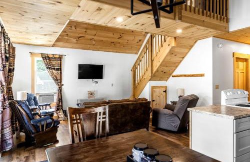 Greenville House | Incredible Wooden Cabin with Fire Pit and Barbecue in Greenville, Maine