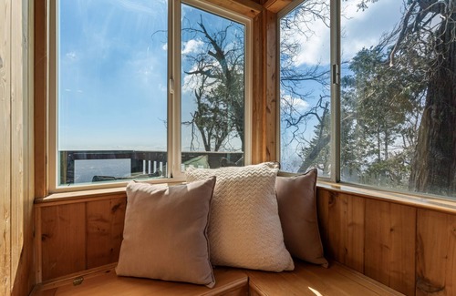 Crestline Cabin | IncredibleViews! Pet & Family Friendly, PoolTable!