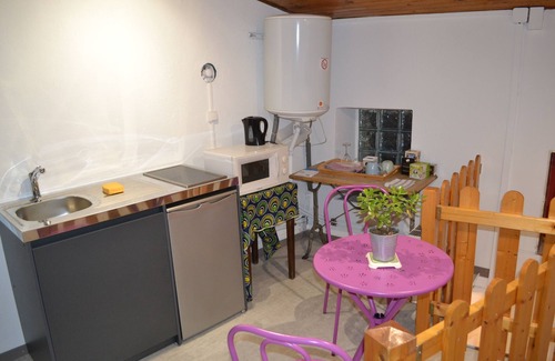 Egliseneuve-pres-Billom Bed & Breakfast | independent studio in house in the countryside