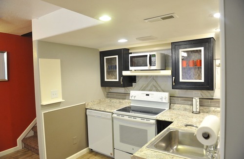 Green Valley Ranch House | independentbasement owner and family lives upstair ,comfortable and clean