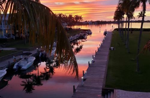Indigo Reef Marina Homes House | Indigo Reef #1 - Captain`s Cure- Luxury Waterfront Villa, 31' Dock