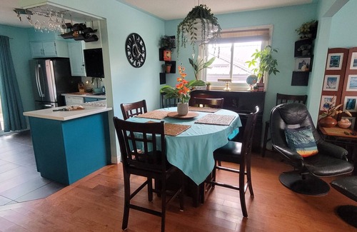 Aylmer House | Indoor pool, hottub & video game room, near beach