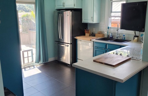 Aylmer House | Indoor pool, hottub & video game room, near beach