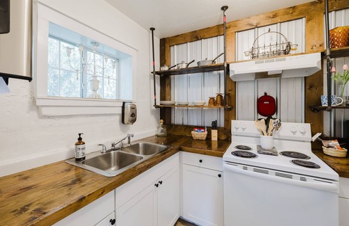 Fort Payne Apartment | Industrial Apartment #5 - Queen Studio