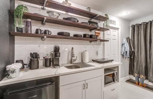 Arlington Heights Apartment | Industrial Style Guest House w/Privacy Fence