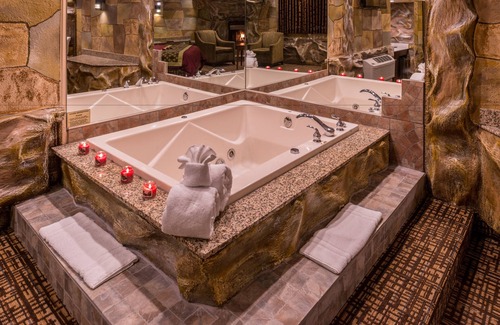 Trevose Hotel | Inn of the Dove Romantic Suites with Jetted Tub & Fireplace