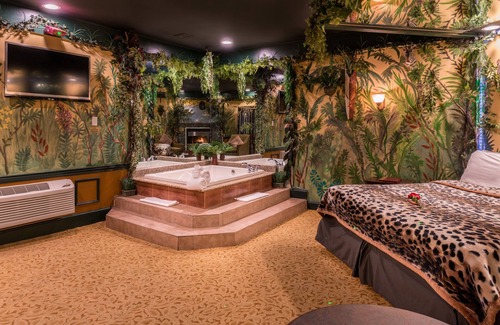 Trevose Hotel | Inn of the Dove Romantic Suites with Jetted Tub & Fireplace