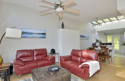 North Oyster House | Inn of the Sea Waterfront 2 bed 2 bath with AC + pools & boat dock