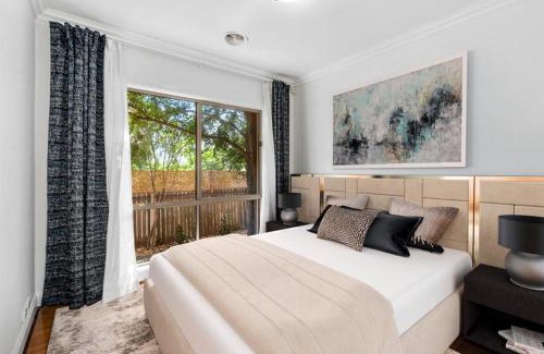 Turner Apartment | Inner North Elegance Premier Turner Living 2 Bed, 2 Bath Townhome