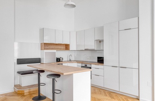 Neubau Apartment | Innere Stadt 2BR w/Elevator, Best Locale in City