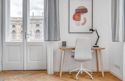 Neubau Apartment | Innere Stadt 2BR w/Elevator, Best Locale in City