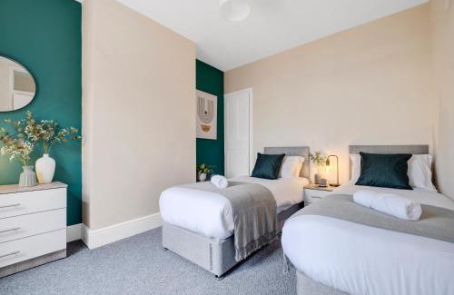 Aylestone Apartment | Inspira Stays - Stylish Modern 2 Bedroom House - 7 Mins from M1 - Free Parking - Wifi & Smart TV