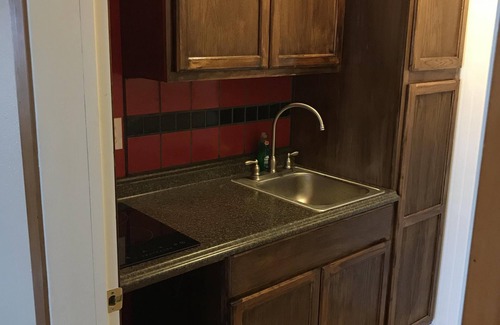 Ronan Apartment | Insta-worthy Aprtmnt King Bed prime, Hottub AC Slps 6 near Flathead Lk & venues