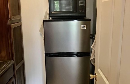 Ronan Apartment | Insta-worthy Aprtmnt King Bed prime, Hottub AC Slps 6 near Flathead Lk & venues