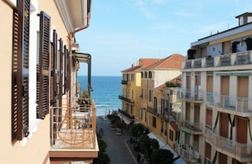 Alassio Apartment | Int 7 Nam Residence