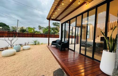 Albion Villa | Into the Sea - Modern Home Close to the Beach