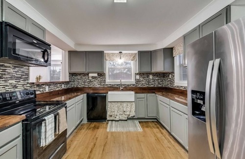 Palestine House | Inviting 100-yr-old updated & roomy cottage w/deck