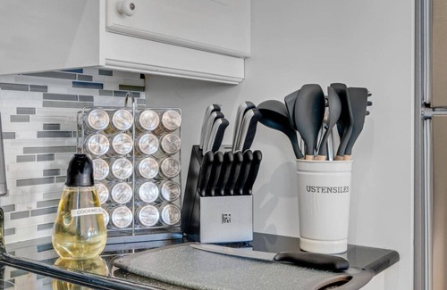 Hull Apartment | Inviting and Cozy Gem Prime Location and EV Parking