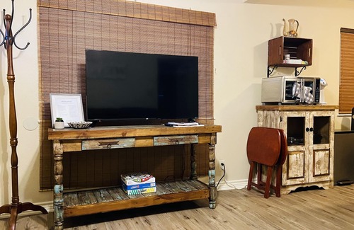 Eastern Division Apartment | Inviting Comfortable Eclectic 2 Bedroom Apt