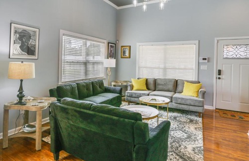 Quincy House | Inviting Quincy Cottage Walk to Historic Downtown