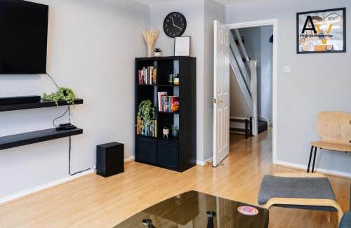 Northampton House | Inviting Two-Bedroom House - Garden, Free Driveway Parking, Perfect for Extended Stays By AV Hughes Properties