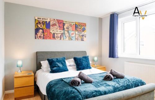 Northampton House | Inviting Two-Bedroom House - Garden, Free Driveway Parking, Perfect for Extended Stays By AV Hughes Properties