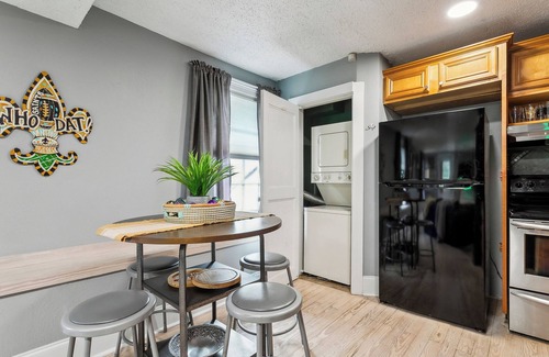 Irish Channel Condo | Irish Channel 2-bedroom condo within walking distance to Magazine Street!