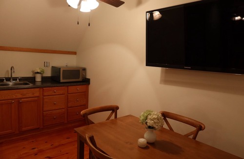 Nakina House | Iron Horn Farms - Fun Getaway with Animals, Fishing Ponds & Peaceful Views