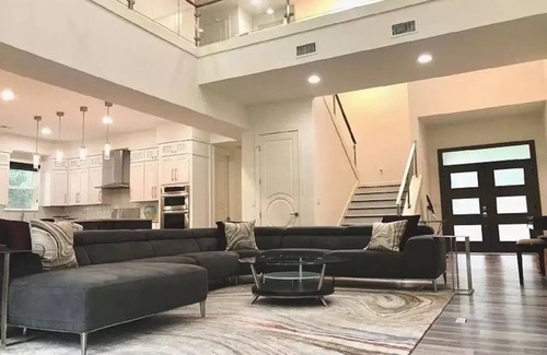 McMinnville Villa | ISHA Village Large room with Mountain Retreat